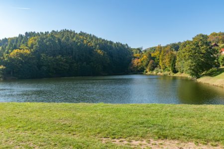 Działka nad jeziorem - co sprawdzić przed jej zakupem?